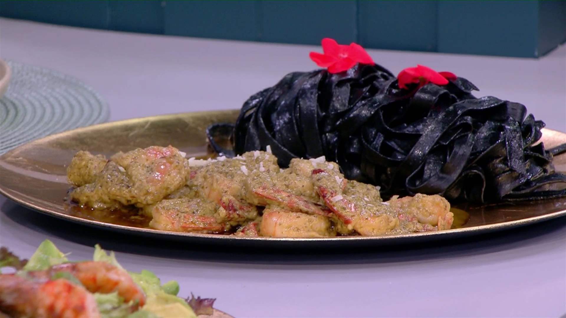 الباستا السوداء والقريدس بصلصة البيستو... مائدة لذيذة على طريقة الشيف فادي زغيب (فيديو)