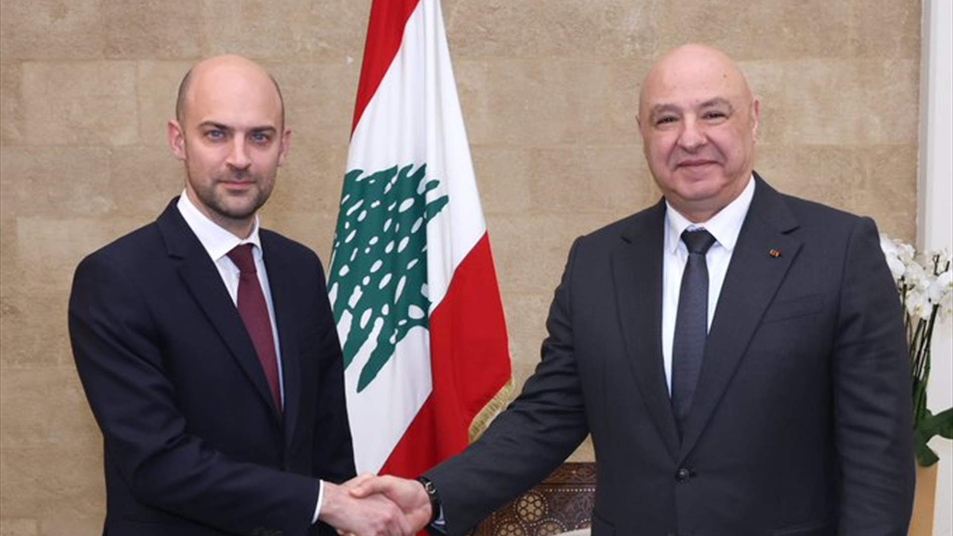 رئيس الجمهورية استقبل وزير الخارجية الفرنسي: انسحاب إسرائيل وانتشار الجيش حتى الحدود مدخل أساسي لحل الوضع في الجنوب 