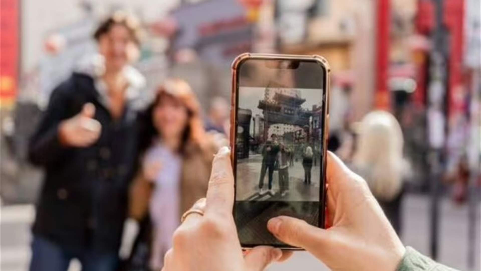 دراسة تكشف: ألبوم صور الهاتف يحتوي على 350 وجهاً غريباً بسبب اللقطات العشوائية