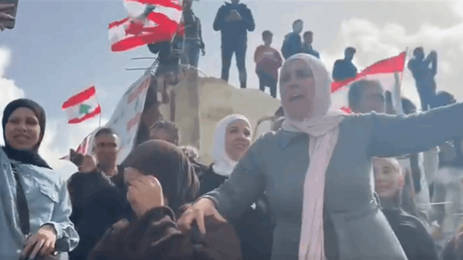 "يا هلا بالدولة عنا"... هكذا استقبل الجنوبيون رئيس الحكومة