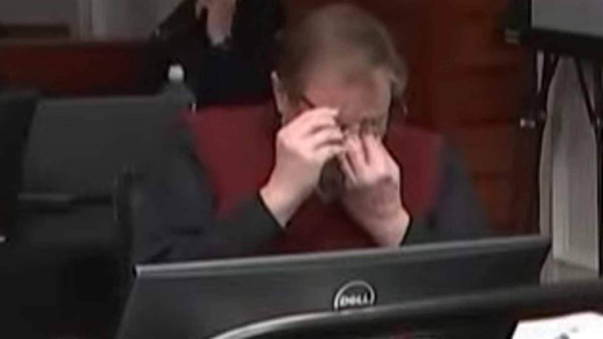 انهار بالبكاء داخل قاعة المحكمة... رجل يواجه تهمة قتل شقيقه وعائلته: إليكم التفاصيل!