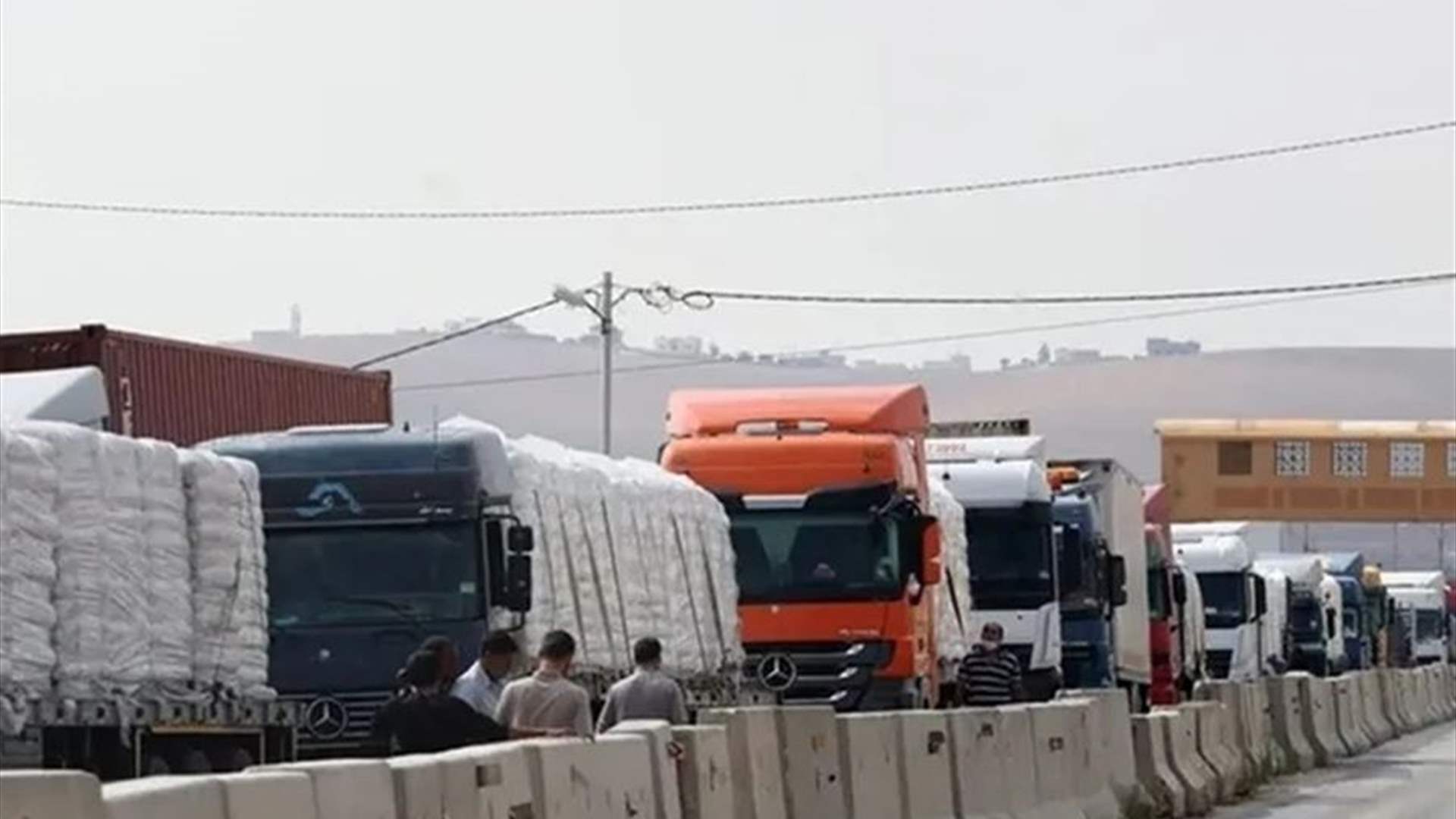 اتحاد نقابات الشحن والنقل والترانزيت: قرار عدم السماح بدخول الشاحنات اللبنانية إلى الأراضي السورية يهدّد موقع لبنان كممرّ أساسي لحركة العبور في المنطقة