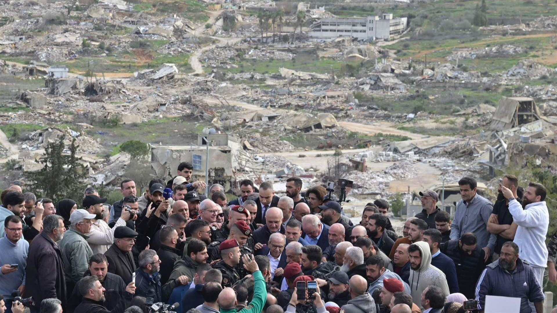 نواف سلام من كفركلا: الدولة بكل أجهزتها تقف الى جانب القرى "المنكوبة"