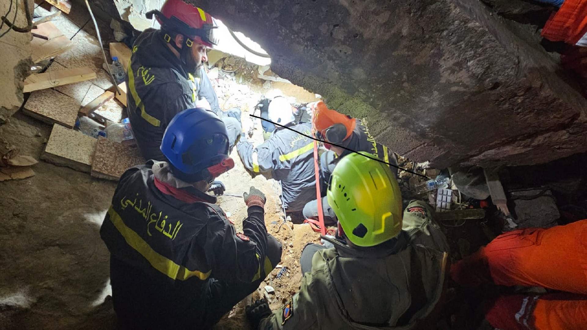 الدفاع المدني يعلن انتهاء عمليات البحث والإنقاذ في موقع المبنى المنهار بطرابلس