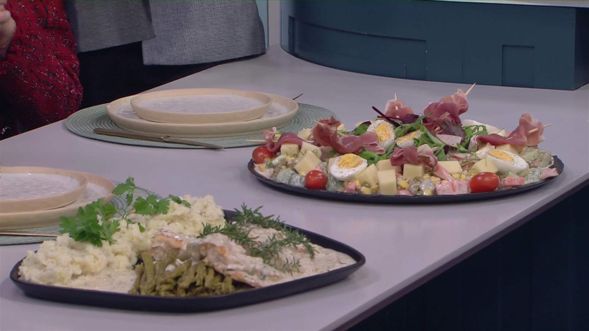 الدجاج مع البطاطا والثوم والسبانخ... وصفة شهية على طريقة الشيف فادي زغيب (فيديو)