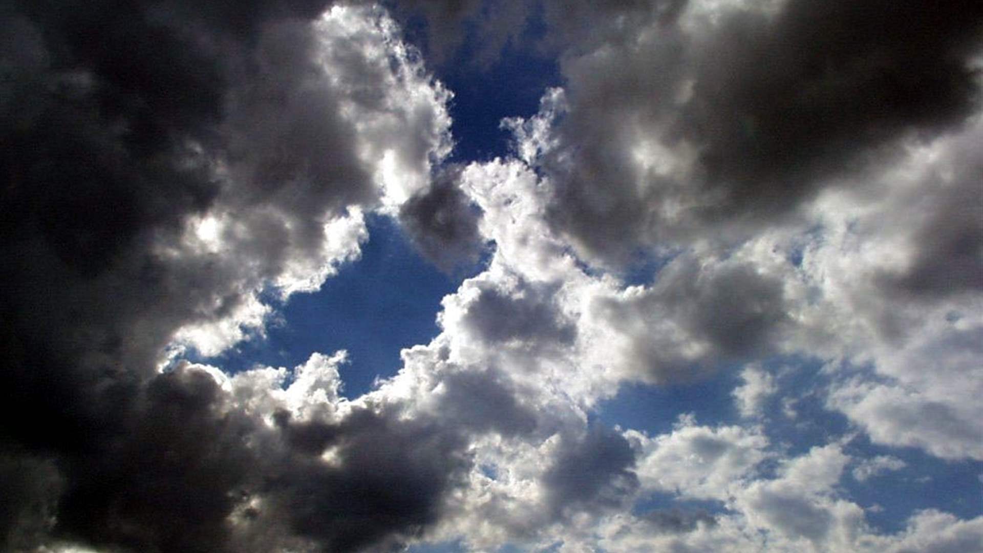 طقس مستقر نهارًا مع أمطار محلية مساءً