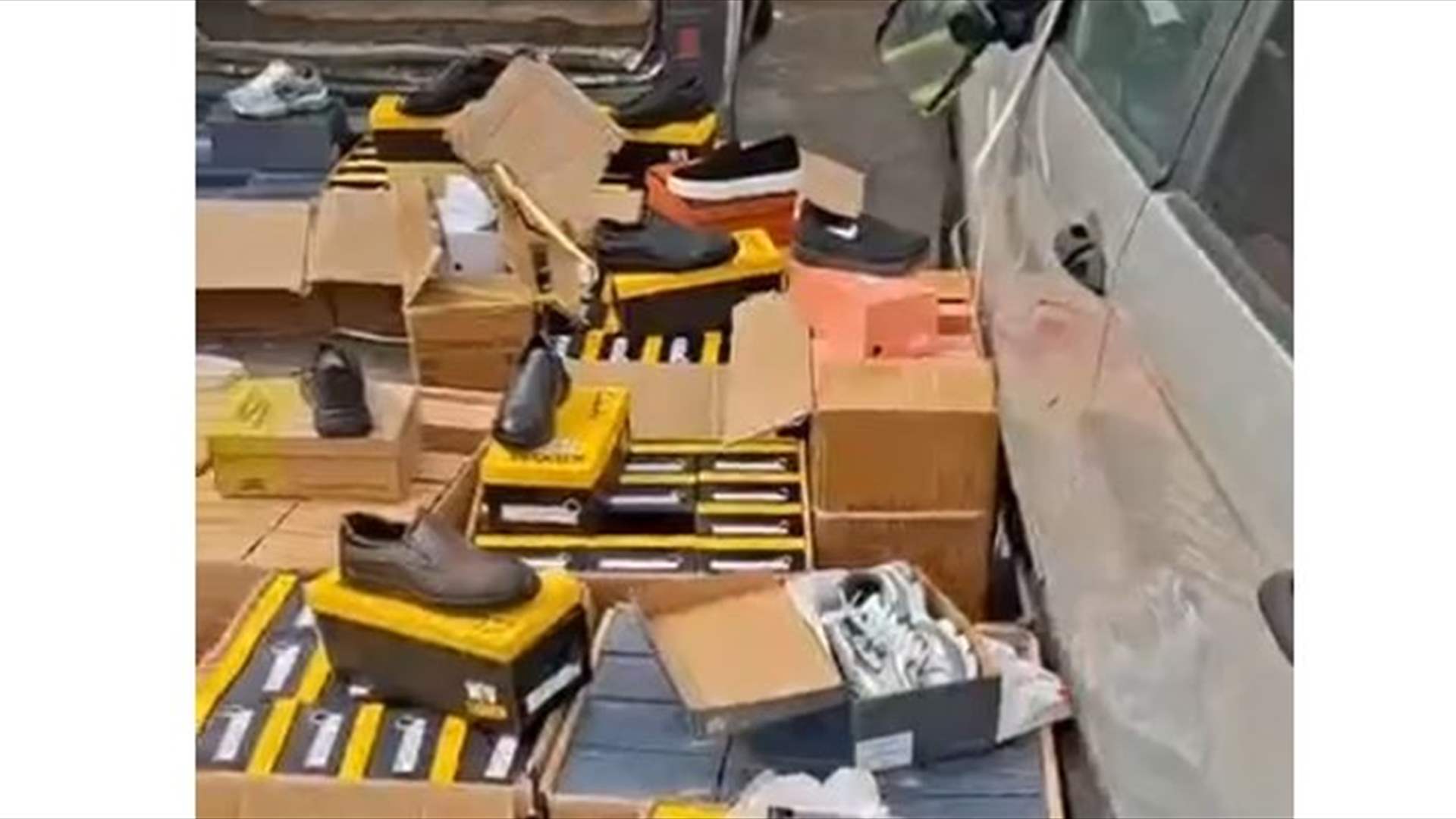 قوة من ضابطة صيدا في الجمارك تمكنت من توقيف فان محمل بكمية من الأحذية ذات ماركات عالمية مقلدة وتم ضبط البضاعة واقتيدت إلى المركز بغية إجراء المقتضى القانوني