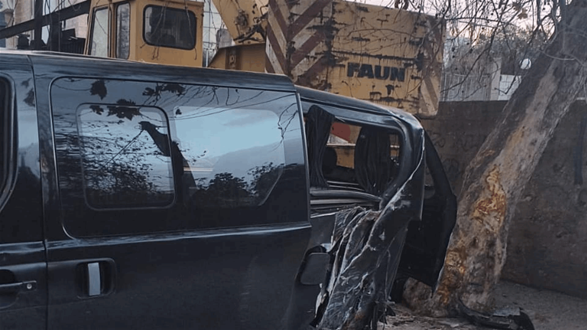 التحكم المروري: ٤ جرحى نتيجة اصطدام سيارة بشجرة جانب الطريق على بولفار بيار الجميل باتجاه الكرنتينا