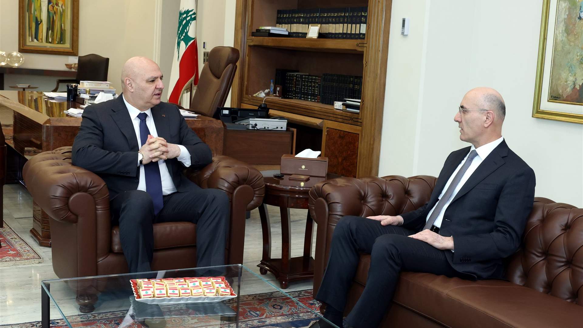 الرئيس جوزاف عون عرض مع وزير الداخلية والبلديات احمد الحجار الأوضاع الامنية في البلاد والتحضيرات الجارية للانتخابات النيابية في شهر ايار المقبل والاستعدادات القائمة لمؤتمر دعم الجيش وقوى الامن الداخلي المقرر في ٥ اذار المقبل في باريس