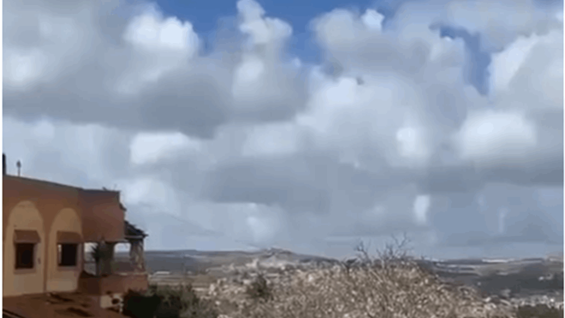 محلّقات إسرائيلية ألقت أربع قنابل صوتية قرب جبانة بلدة عيتا الشعب فيما استهدفت المدفعية الإسرائيلية محيط الساحة بقذيفة