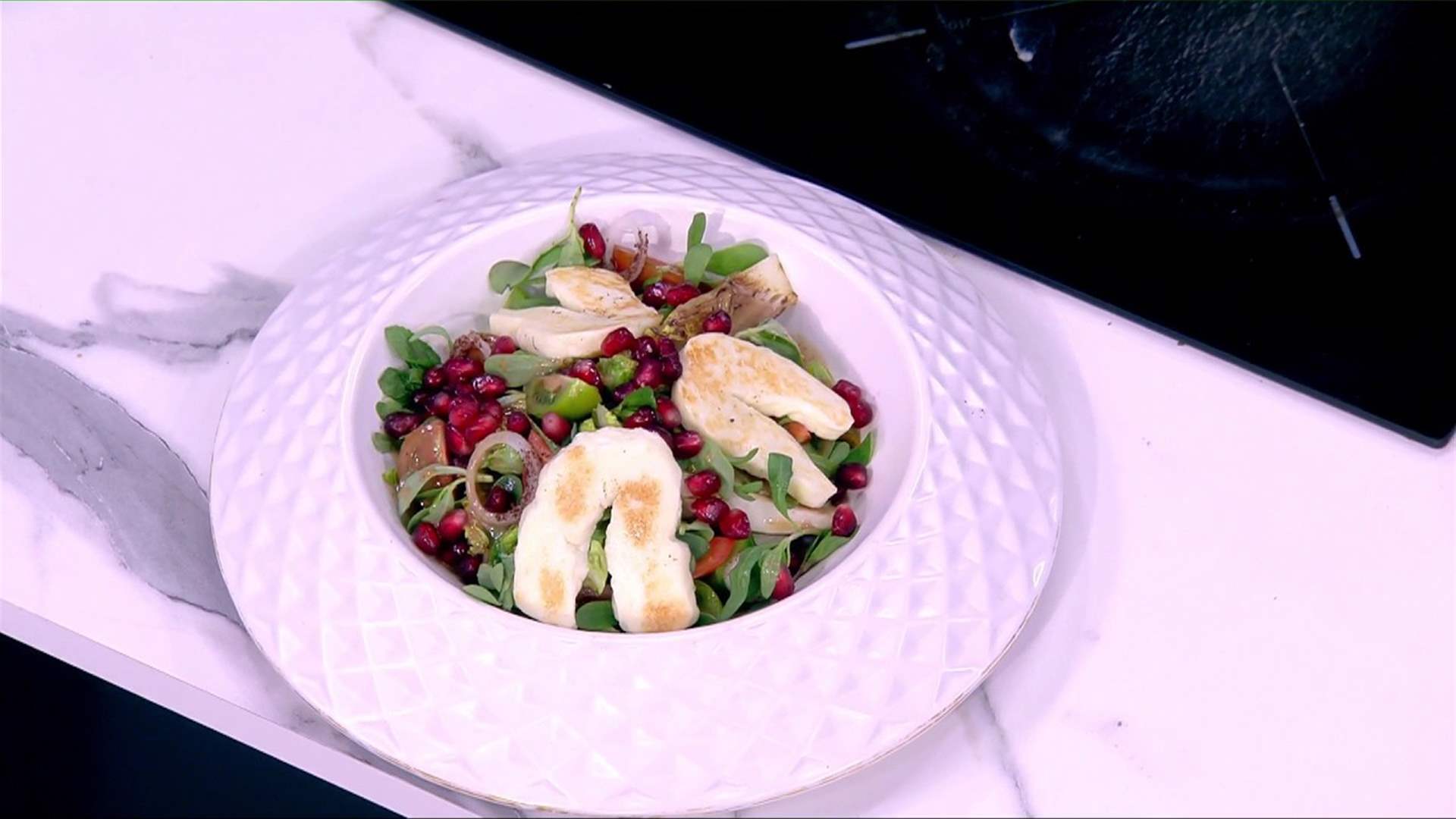 بصلصات مختلفة وشهية... إليكم طريقة تحضير هذه الأنواع من السلطة مع الشيف حنا طويل (فيديو)