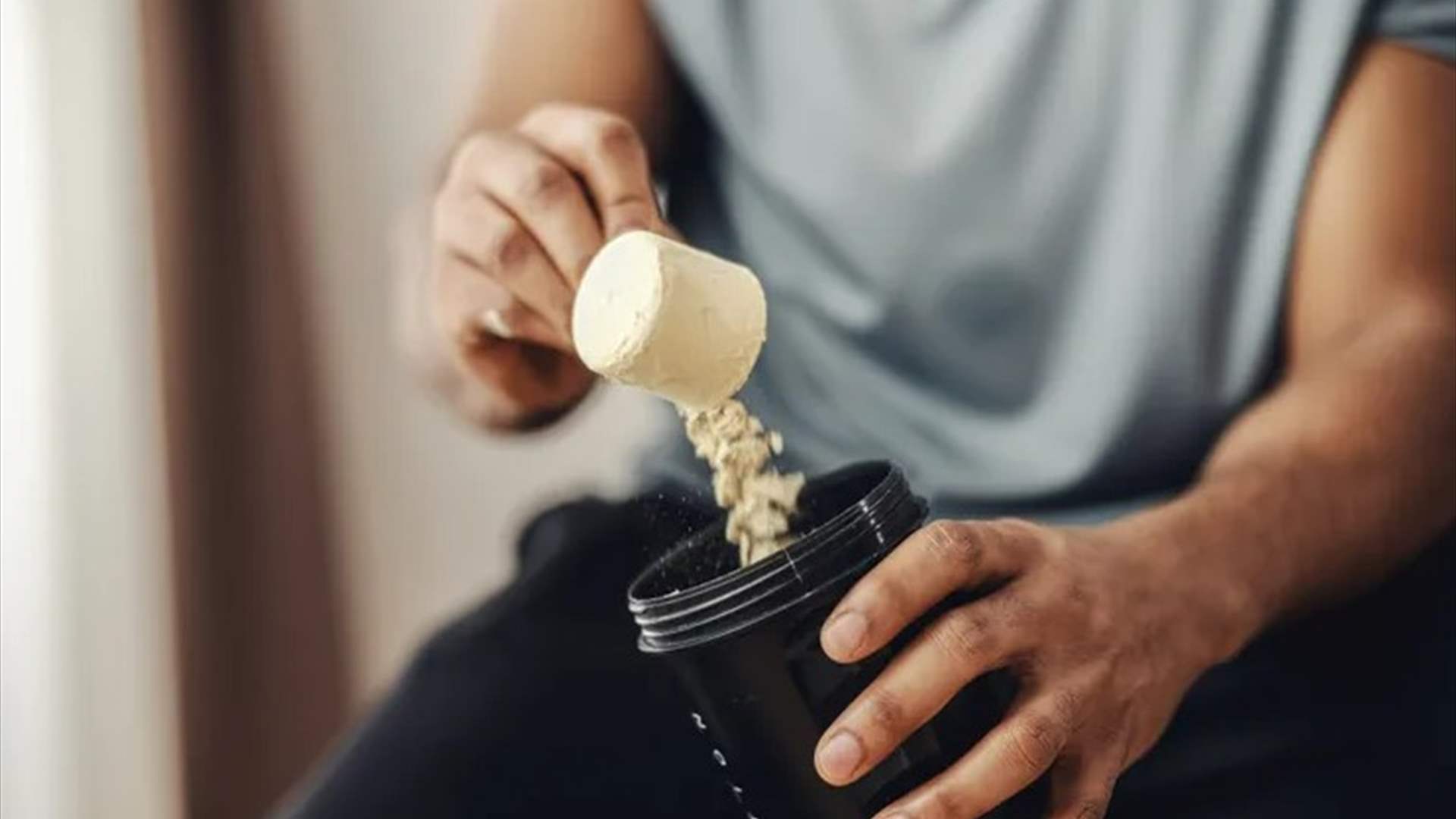 الأطباء يحذّرون: الإفراط في تناول بودرة البروتين قد يسبّب مضاعفات صحّية خطيرة