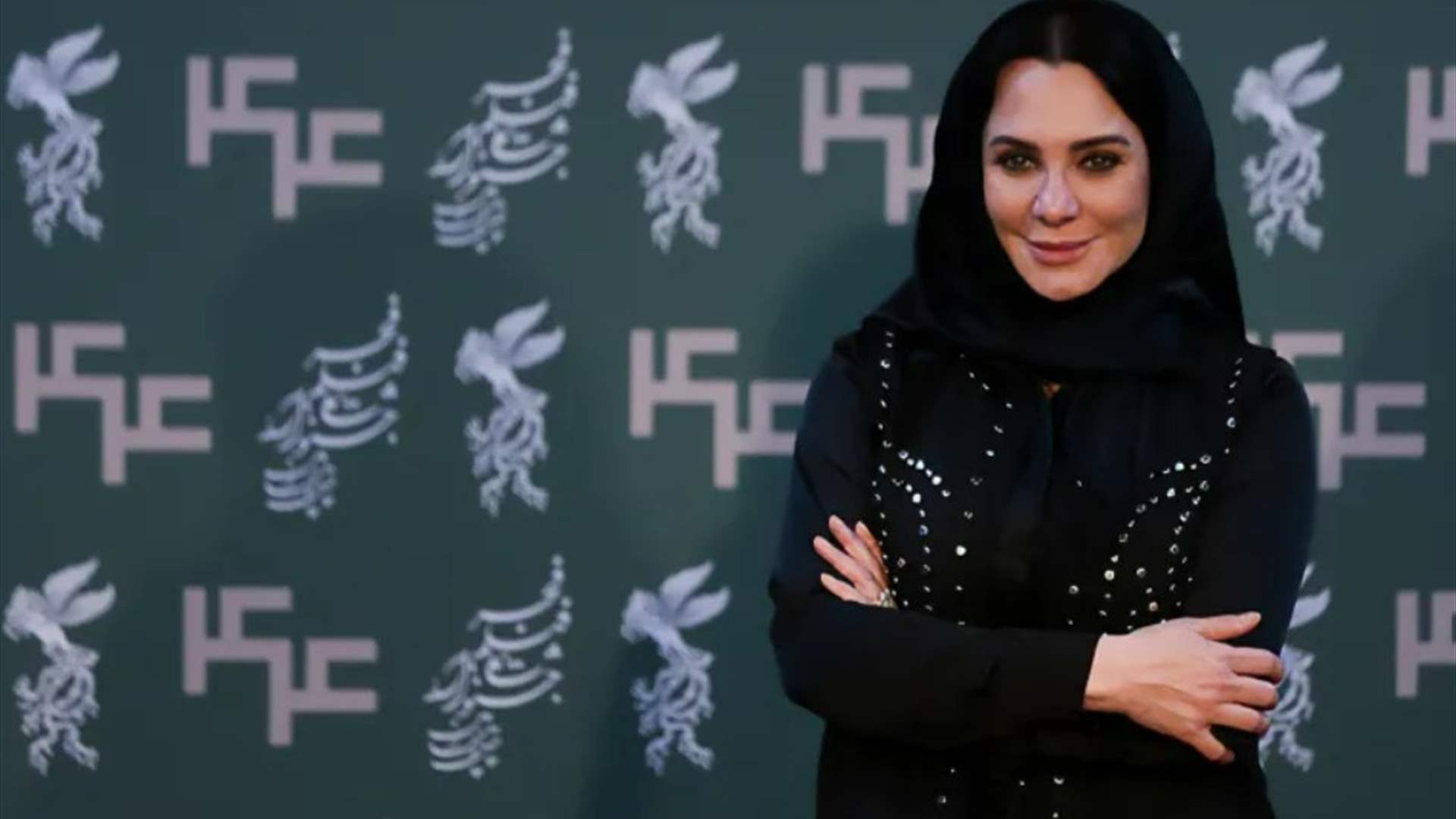 جائزة إيرانية لسلاف فواخرجي تثير انقساماً واسعاً… وإهداؤها لغزة يشعل النقاش (فيديو)