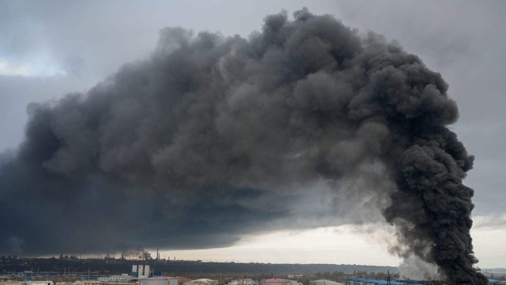 مقتل شخص وإصابة 6 في غارة روسية على ميناء أوكراني