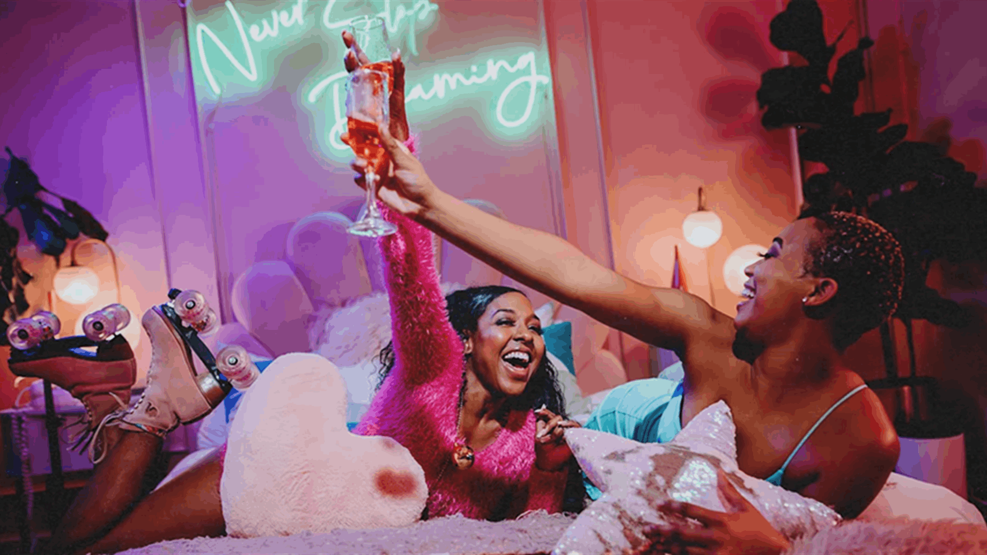 قبل عيد الحب بيوم… "عيد الصديقات" أو Galentine’s Day يكتسح العالم ويغيّر قواعد الاحتفال بالحب