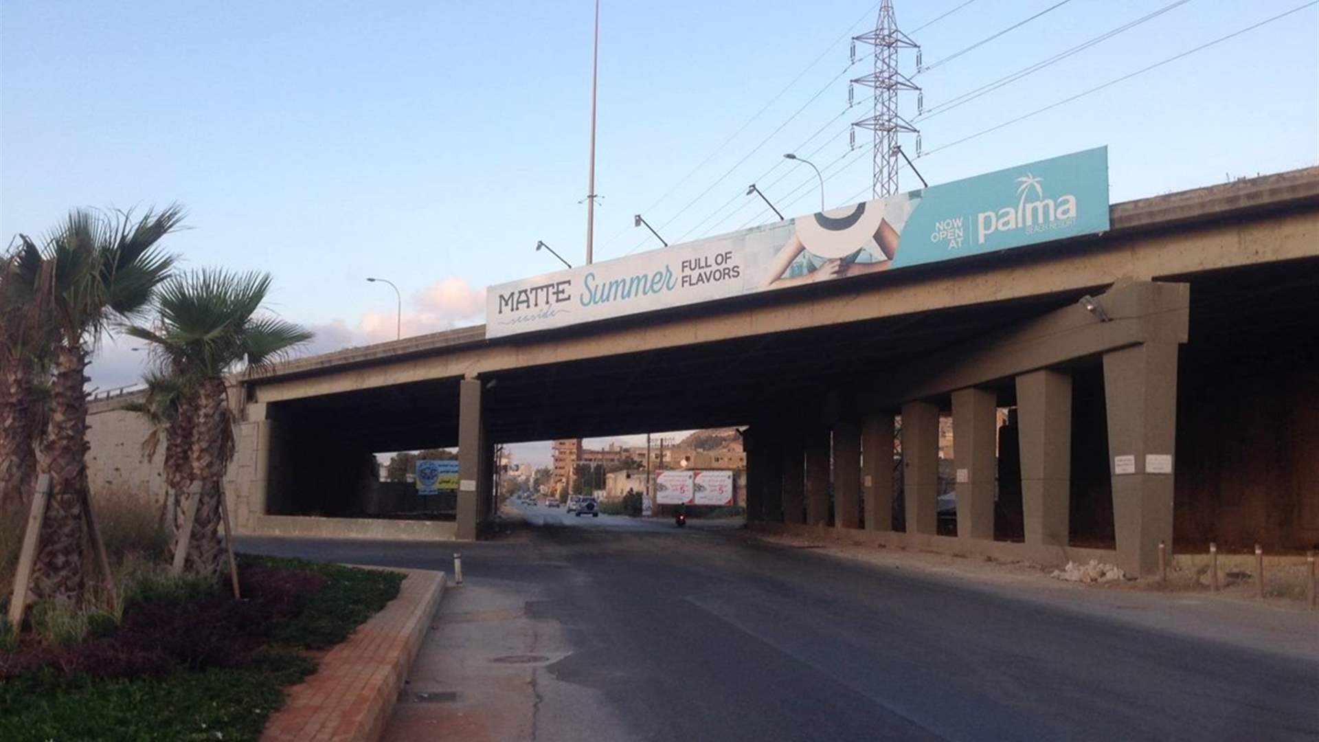 وزارة الأشغال بدأت رفع الأضرار بعد انهيار صخري على أوتوستراد جسر بالما