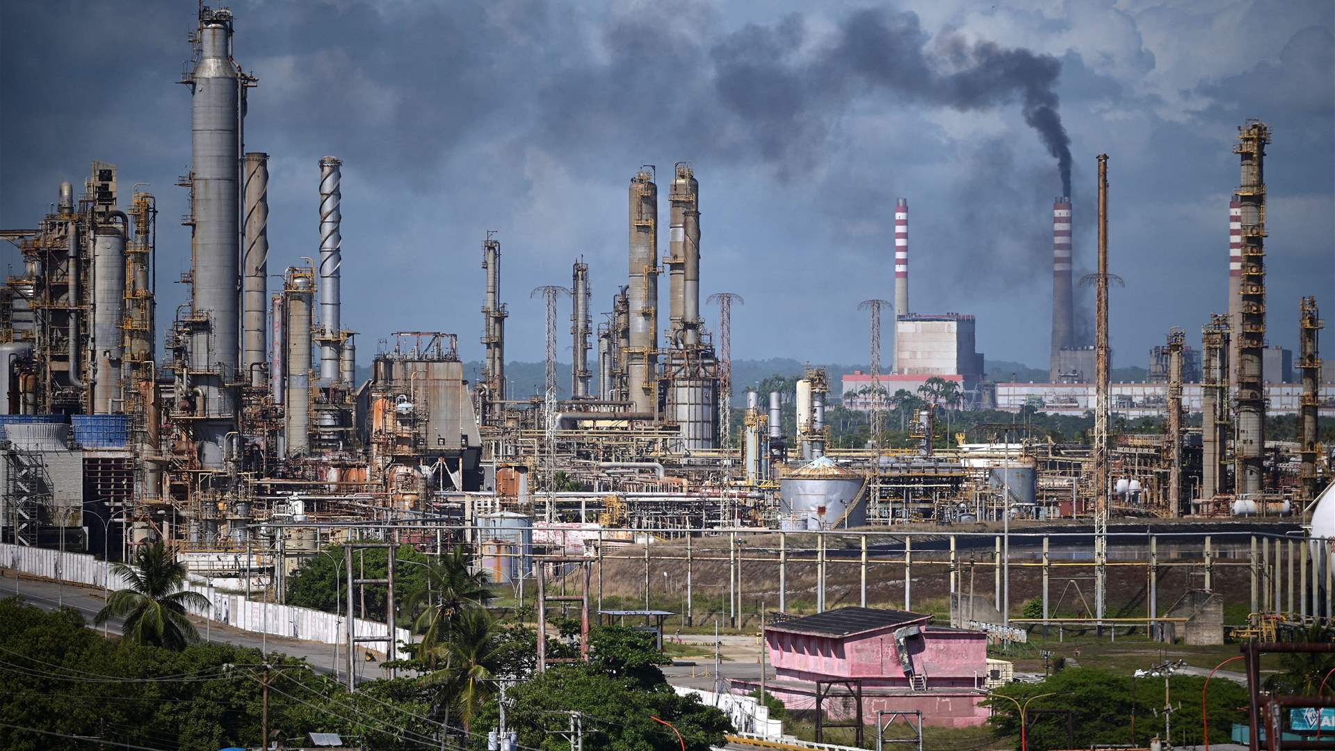 الولايات المتحدة تجيز لخمس شركات نفطية استئناف عملياتها في فنزويلا