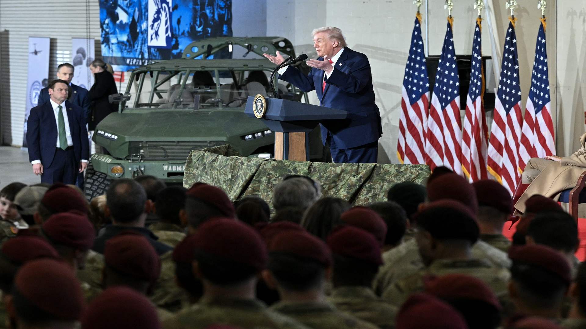 ترامب يشيد بسلاح "المُربك" خلال لقائه عسكريين شاركوا في عملية القبض على مادورو