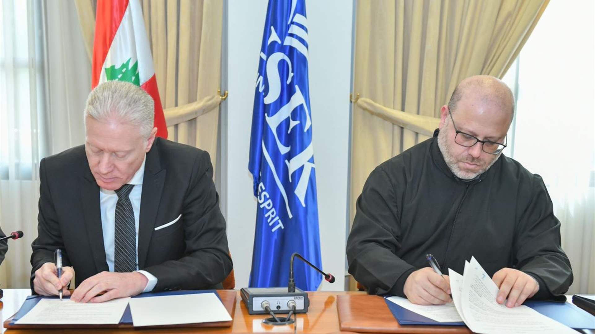 مذكرة تفاهم بين "الخارجية" وجامعة الروح القدس - الكسليك لحفظ الوثائق الوطنية وأرشفتها