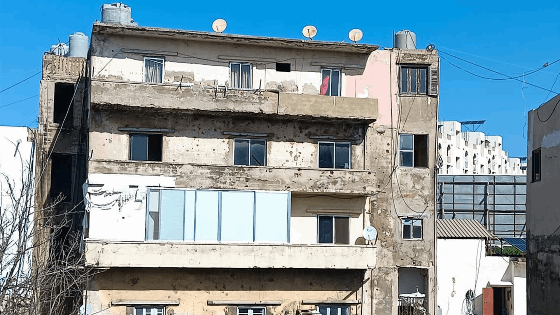 توتر في القبة-طرابلس... أحد سكان أحد المباني التي سيتم هدمها صباح غد يهدد بحرق نفسه احتجاجًا وسط حضور شرطة بلدية طرابلس وقوى الأمن الداخلي التي تعمل على تهدئته ومنع التصعيد