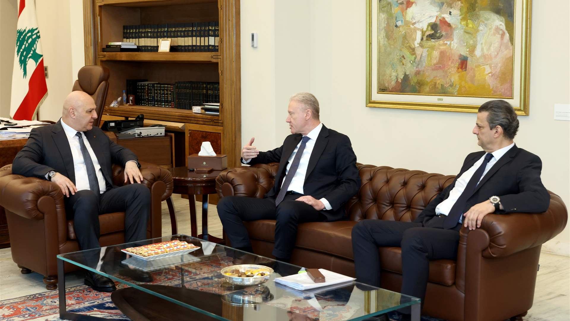 الرئيس جوزاف عون عرض مع وزير الخارجية والمغتربين يوسف رجي ومدير الشؤون السياسية في الوزارة السفير إبراهيم عساف عدداً من المواضيع التي تعمل الوزارة على إنجازها