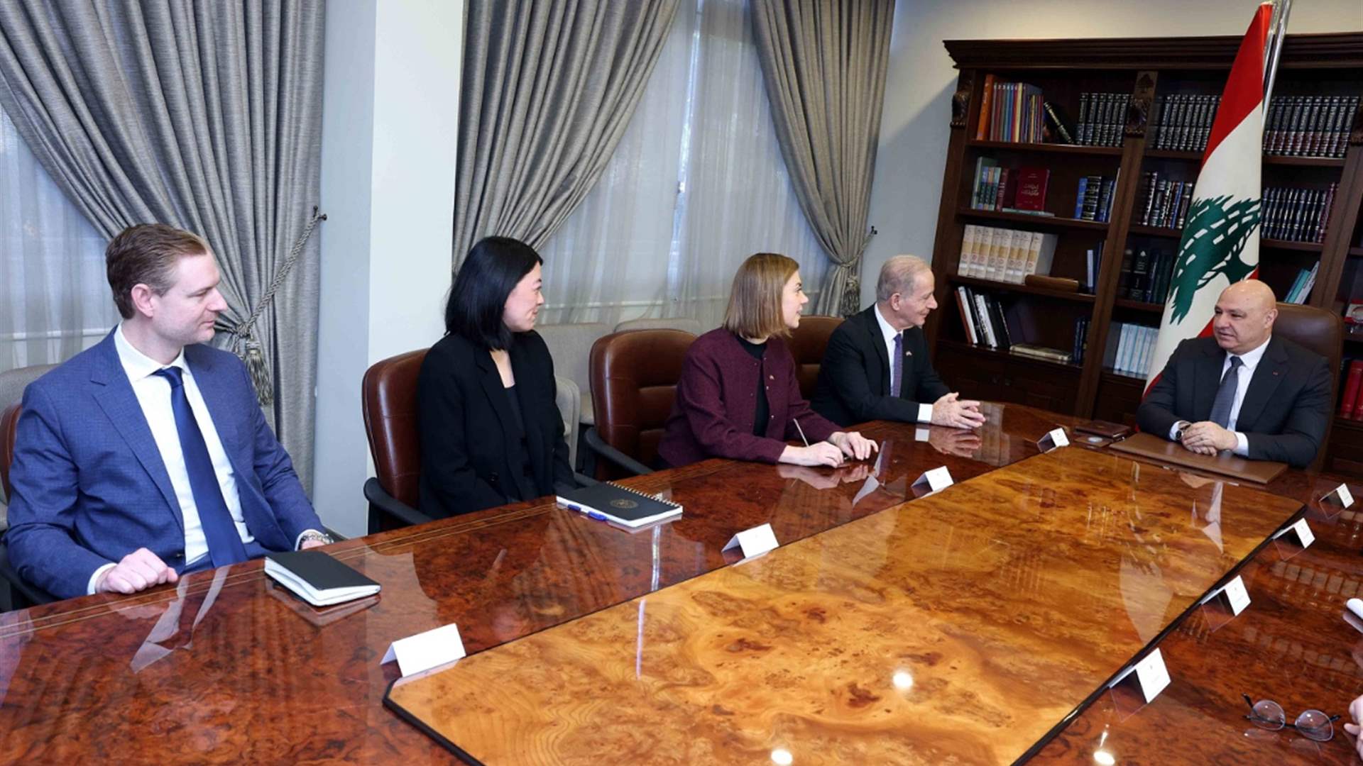 رئيس الجمهورية تابع مع وزير الخارجية شؤوناً ديبلوماسية ودعا السيناتورة سلوتكين كي تضغط واشنطن على إسرائيل لوقف اعتداءاتها 