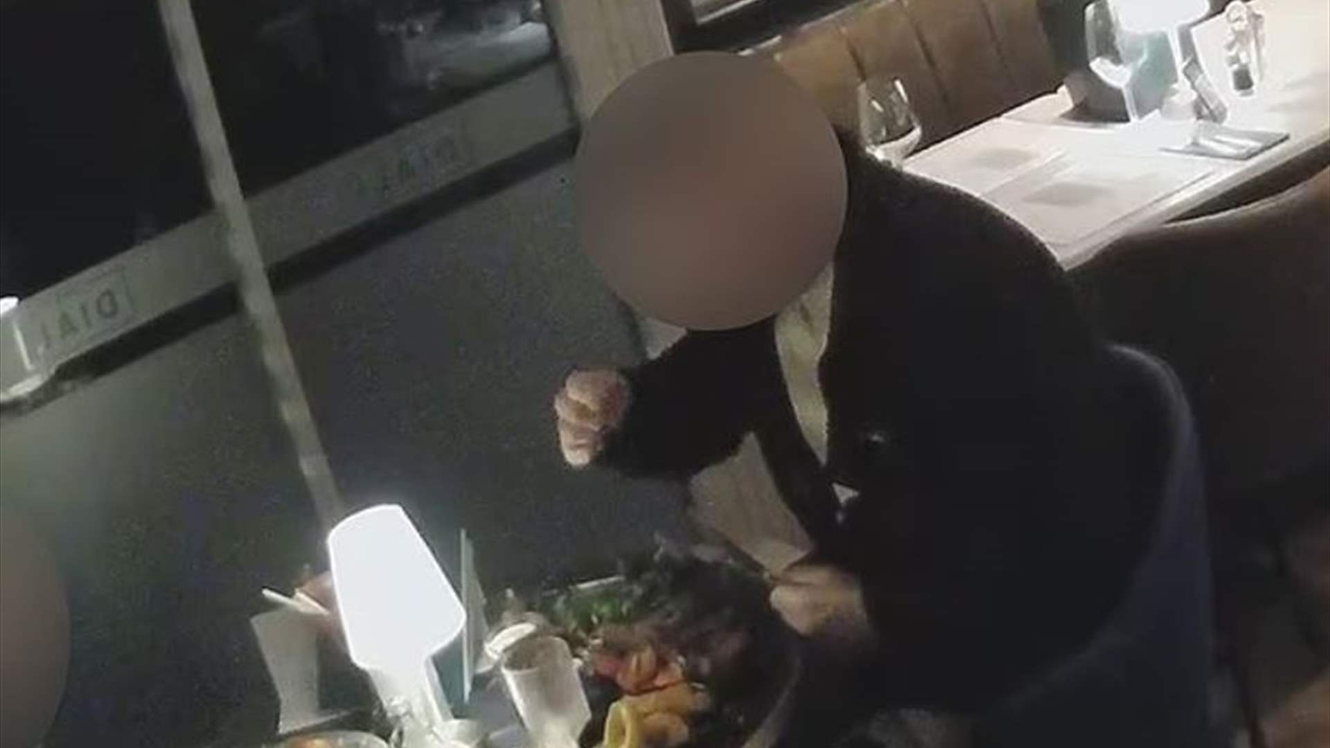 لحظة صادمة في أحد المطاعم: انتزع شعرة من رأسه ووضعها في الطبق... والهدف: وجبة مجانية! (فيديو)