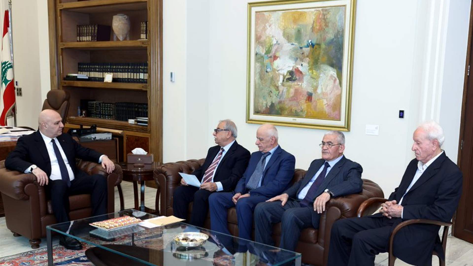 الرئيس جوزاف عون استقبل وفداً من "منظمة العمل اليساري الديمقراطي العلماني" ضمّ زكي طه وحاتم الخشن ومحمود قميحة وزهير هواري الذين قدّموا له كتاب "الرؤية الوطنية لأزمة البلد وهواجس اللبنانيين حول مستقبل وطننا في هذه اللحظة الدقيقة والخطيرة"