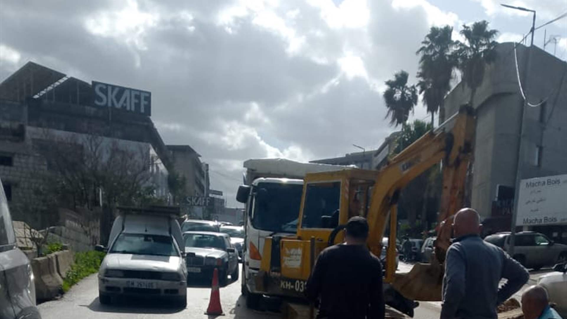 التحكم المروري: اشغال على طريق المنصورية باتجاه المكلس وحركة المرور كثيفة ودراج من مفرزة سير الجديدة يعمل على تسهيل السير