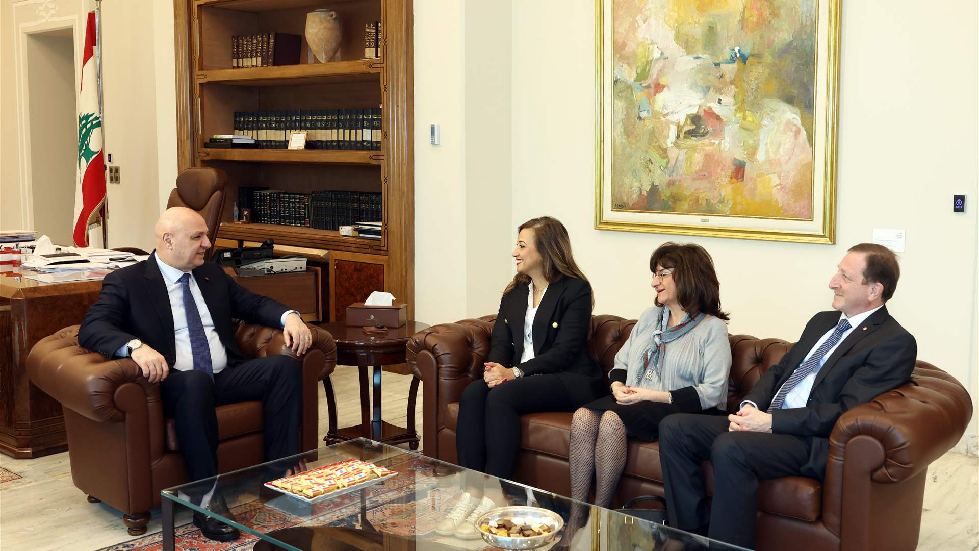 عون عرض الأوضاع مع لاكرافي والتحضيرات لمؤتمر دعم الجيش في باريس