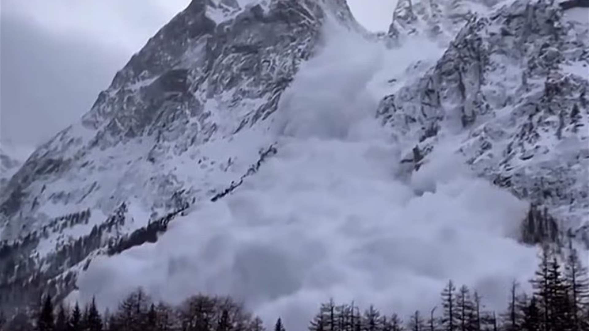 لحظات رعب في جبال الألب: انهيار جليدي ضخم يبتلع عشرات المتزلجين (فيديو)