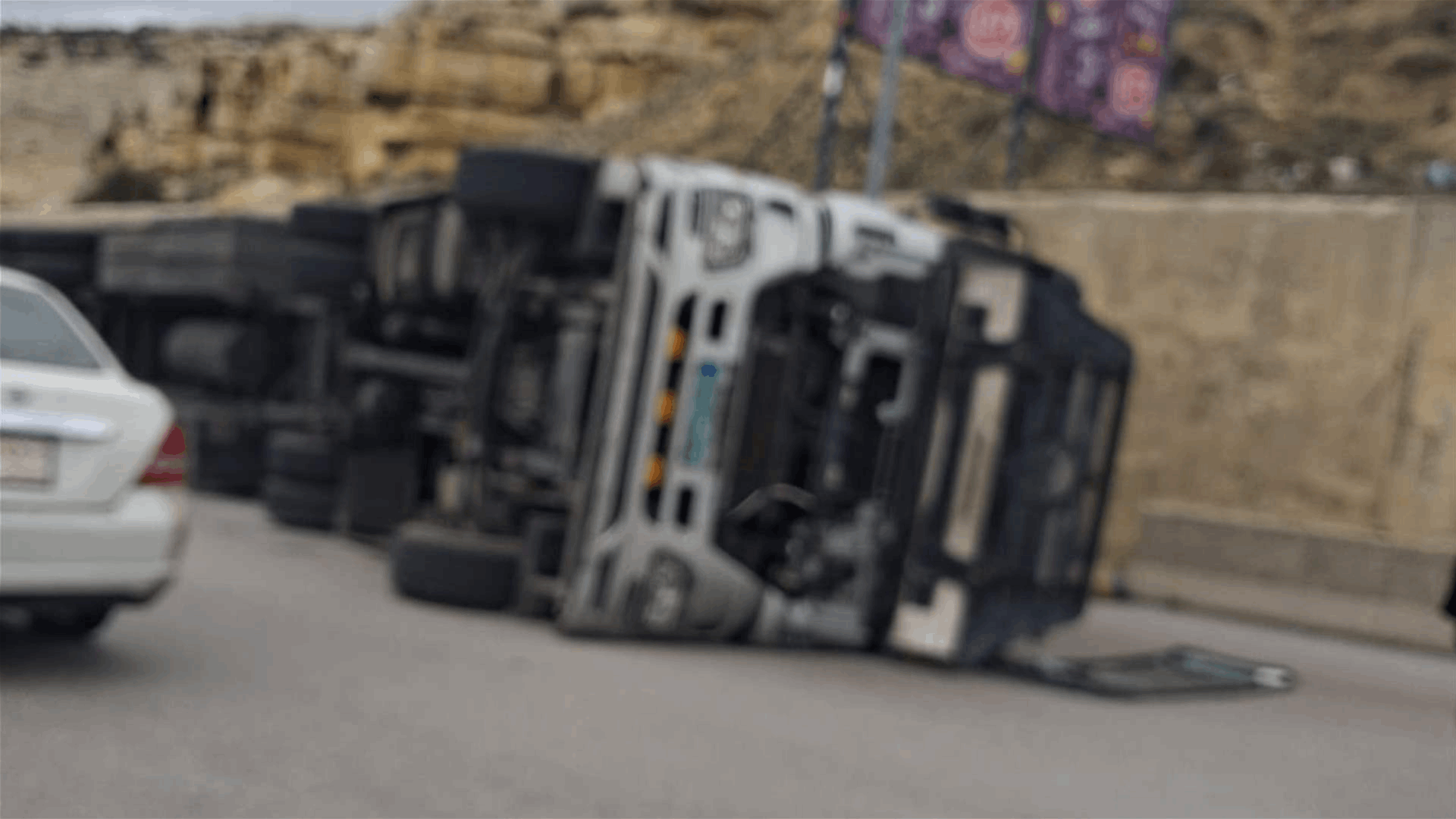 التحكم المروري: انقلاب شاحنة واصطدامها بمركبتين على الطريق الدولية محلة مفرق فالوغا نتج عنه عدد من الجرحى