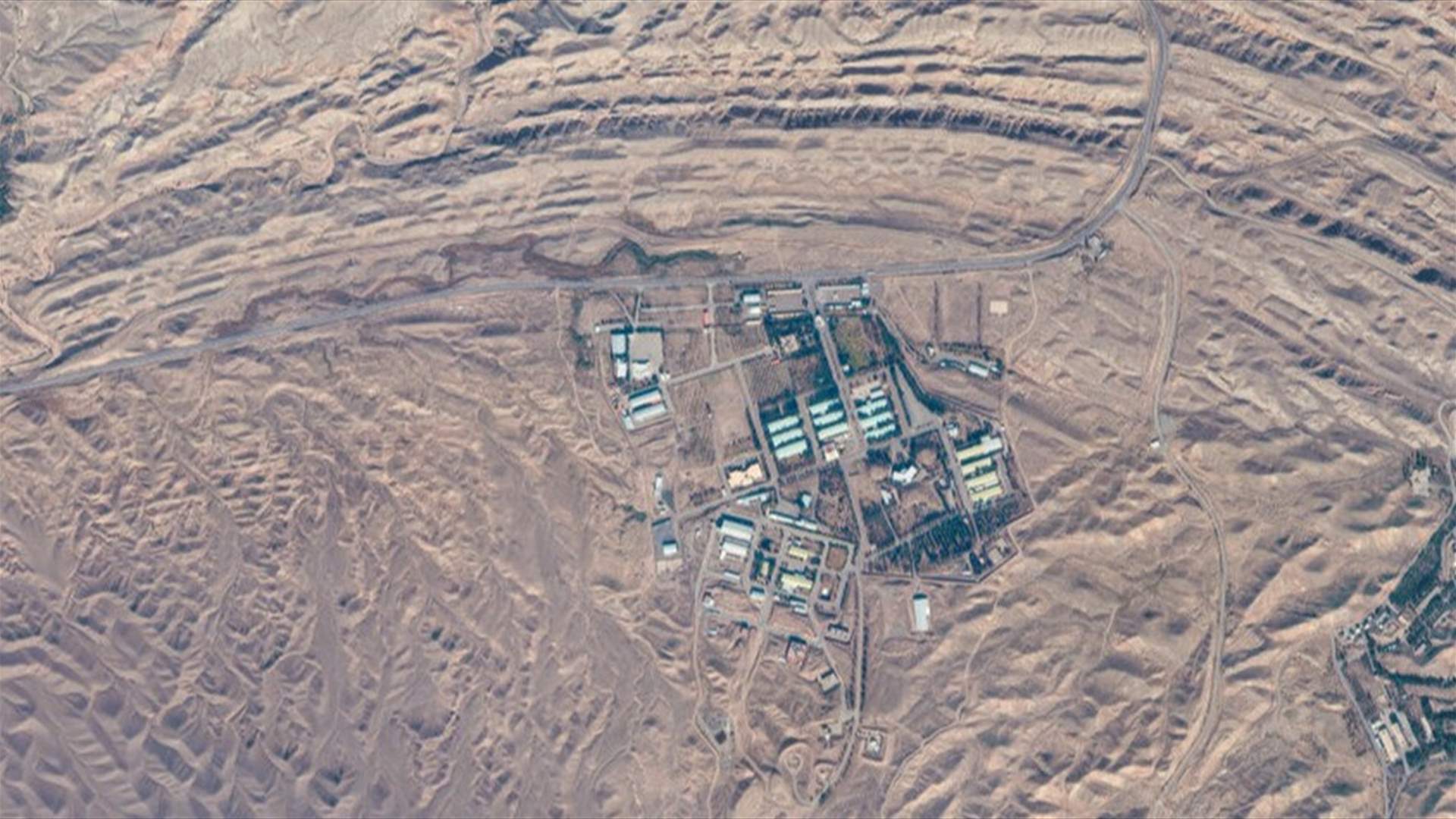 "رويترز": إيران تحصن منشآت عسكرية ونووية