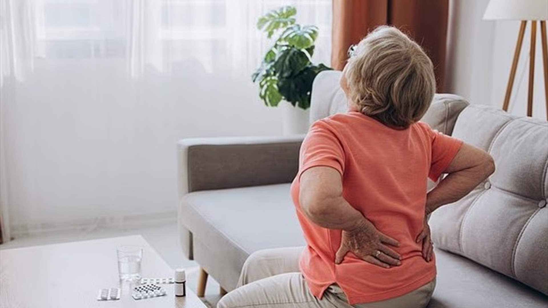 "استخدام عبارات مثل "في أيامنا" والجلوس لارتداء الجوارب"... إليك 25 علامة صادمة تكشف أنك تتقدم في العمر