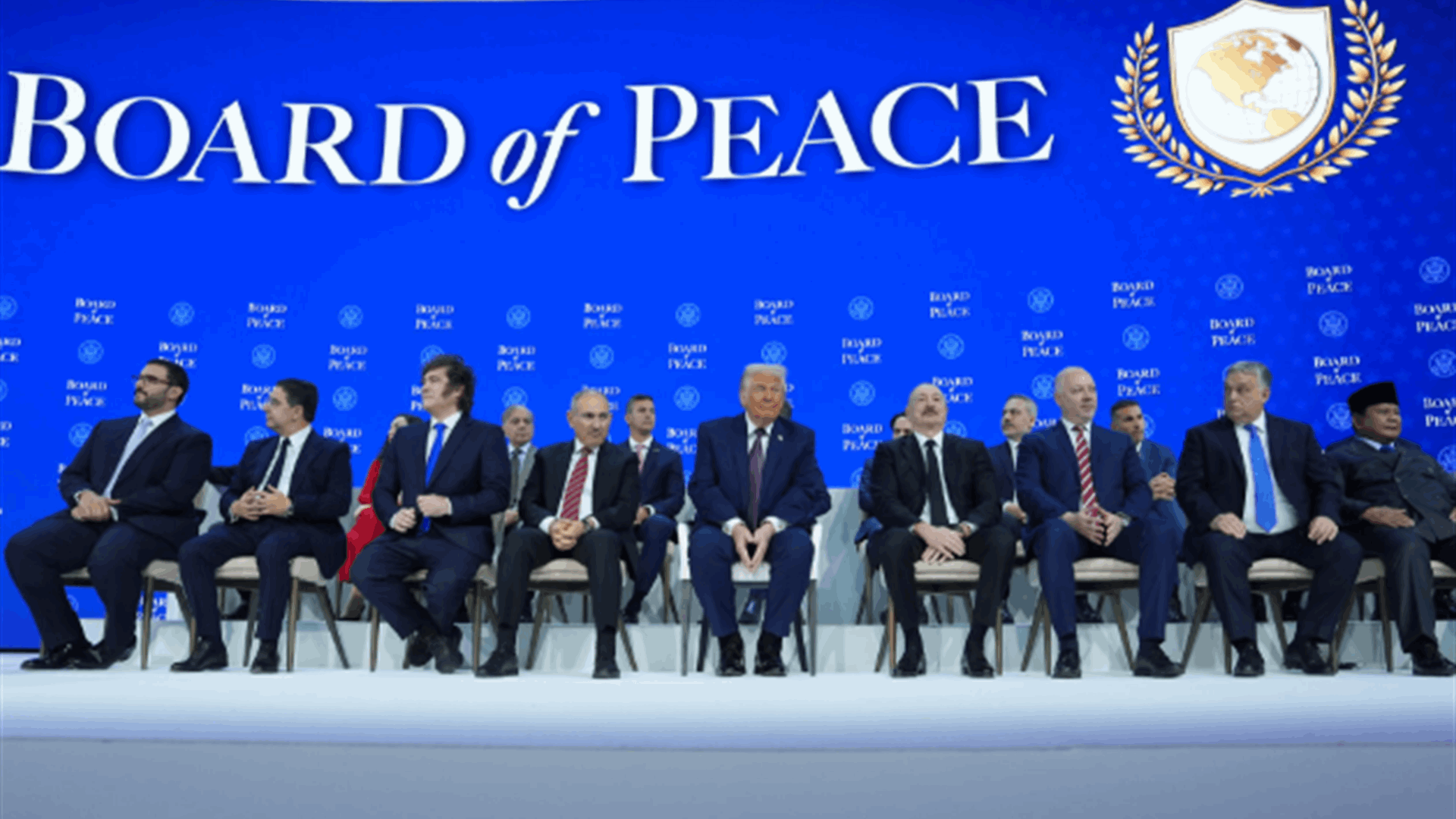 ترامب أثناء التقاط الصورة الرسميّة في الاجتماع الأول لمجلس السلام: أعتقد أنه يجب أن نبتسم