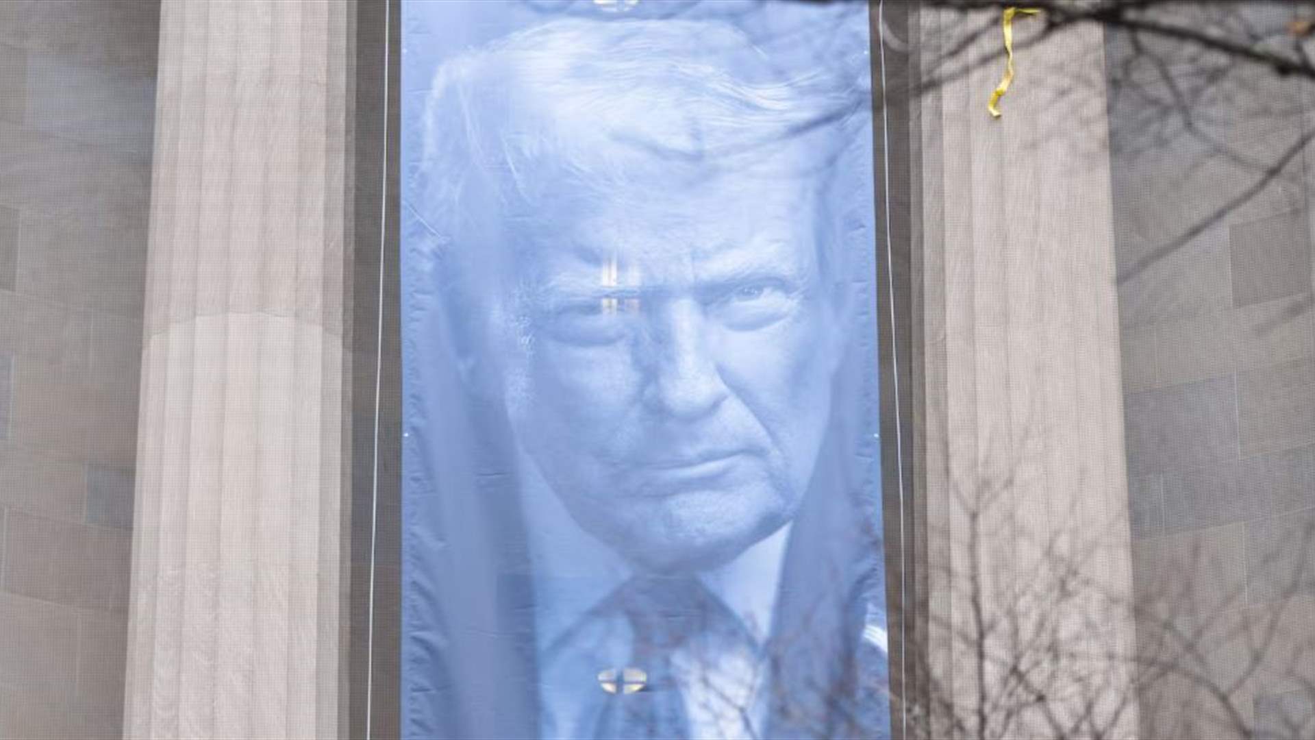 رفع لافتة تحمل صورة ترامب على مقر وزارة العدل الأميركية  