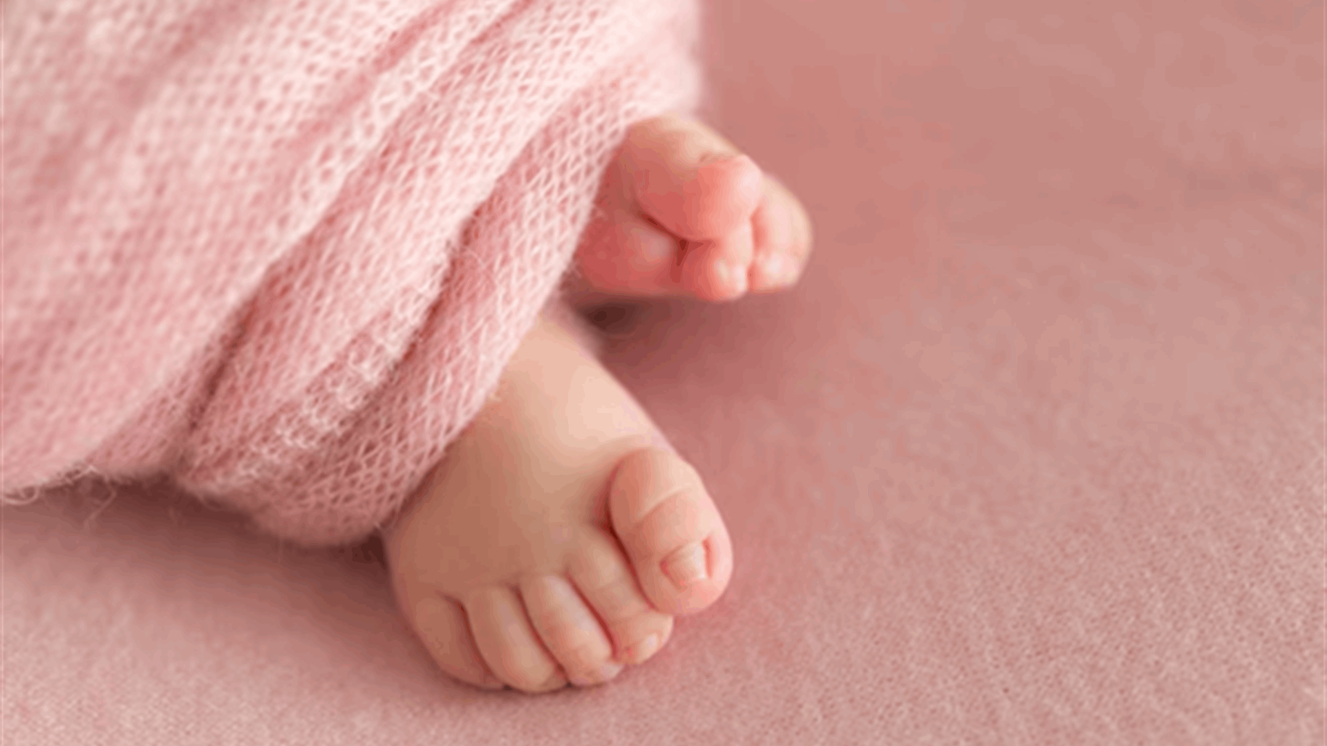 اختطفا طفلتهما المريضة وفرّا… هكذا تم العثور عليها في شمال فرنسا وهذه التفاصيل