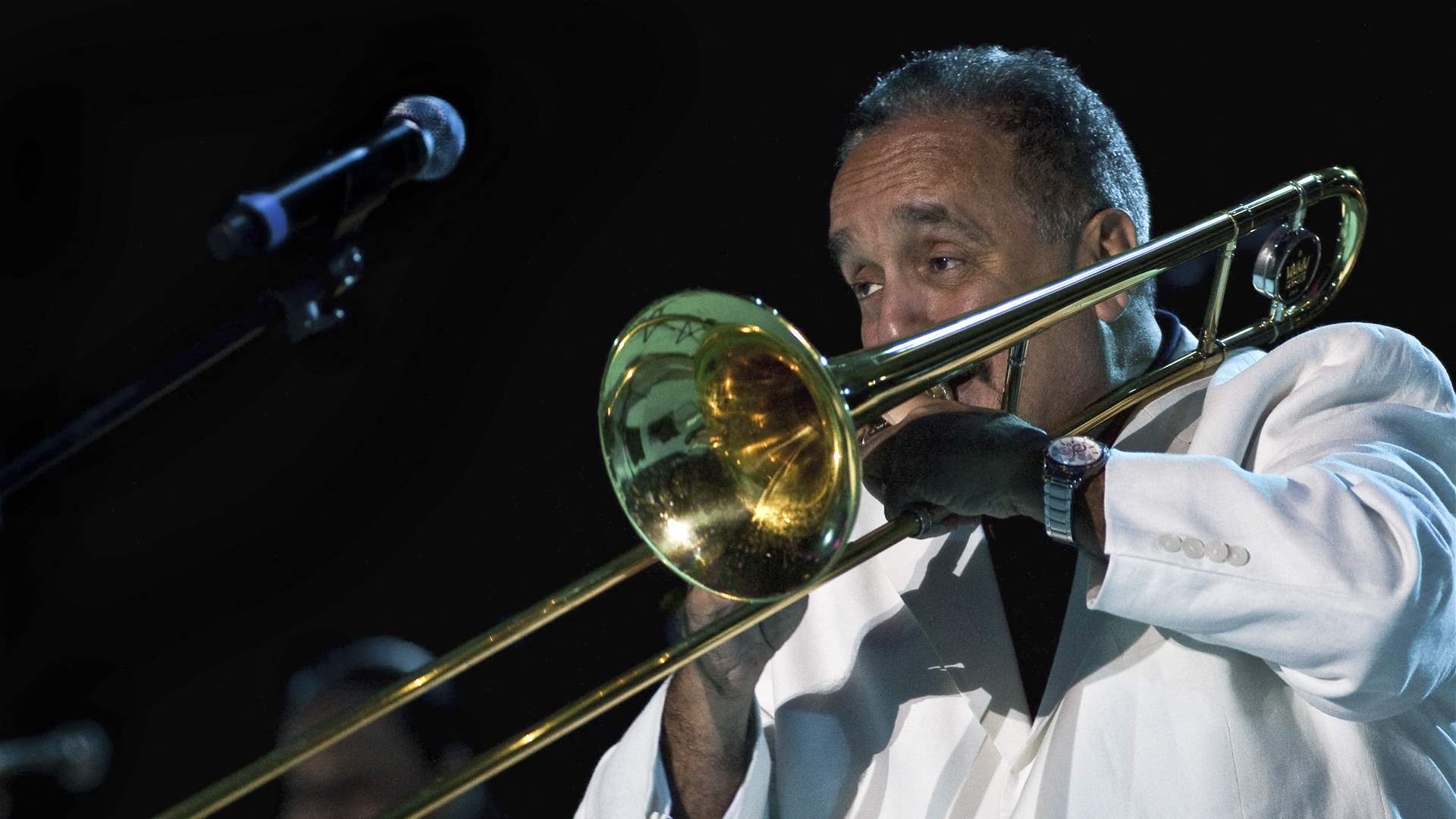 "توفي بسلام"... رحيل أيقونة موسيقى السالسا الأميركي ويلي كولون