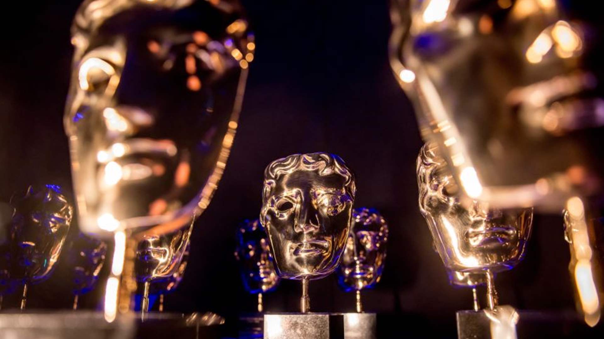 إليكم أفضل إطلالات النجوم على السجادة الحمراء في حفل بافتا 2026 (صور)