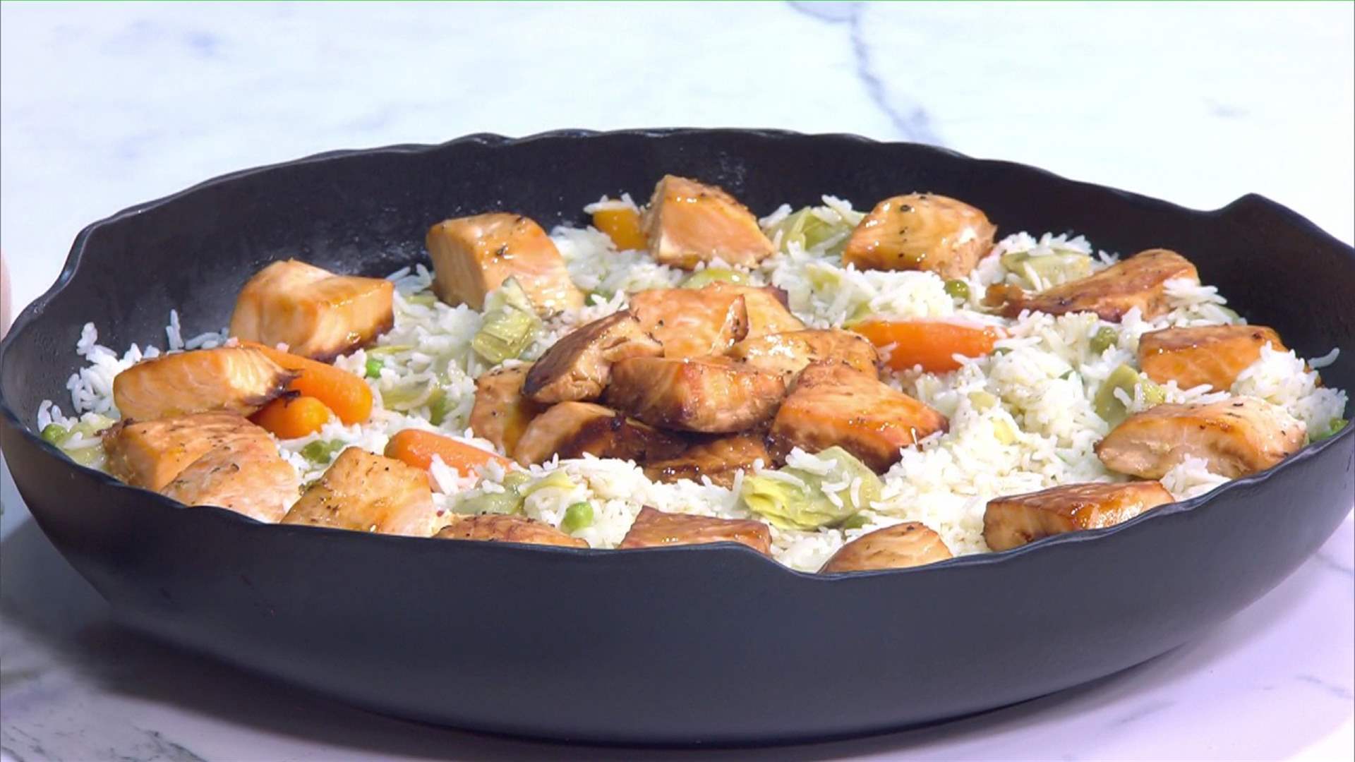 السلمون مع الأرز والخضار وحلوى الكاسترد على طريقة الشيف فادي زغيب (فيديو)