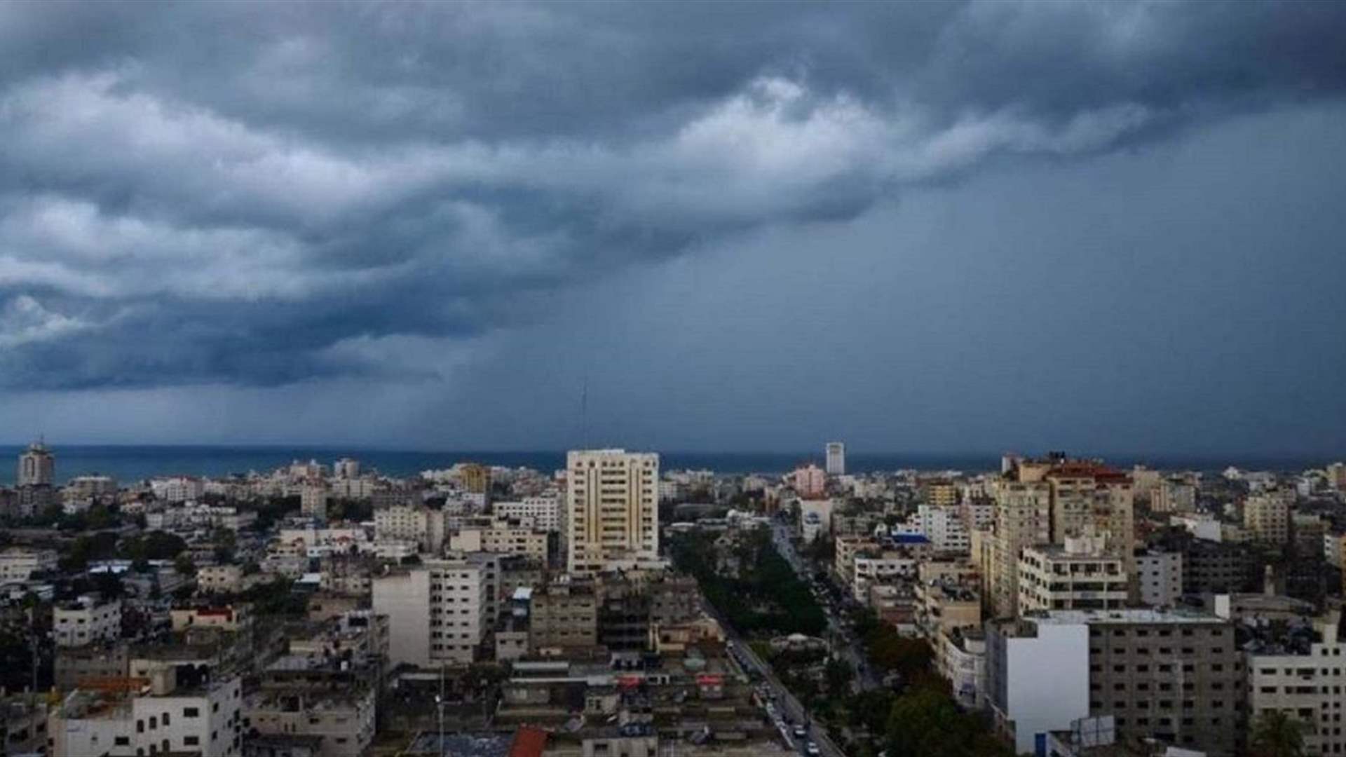 طقس متقلب اليوم... منخفض جوي بارد غدا