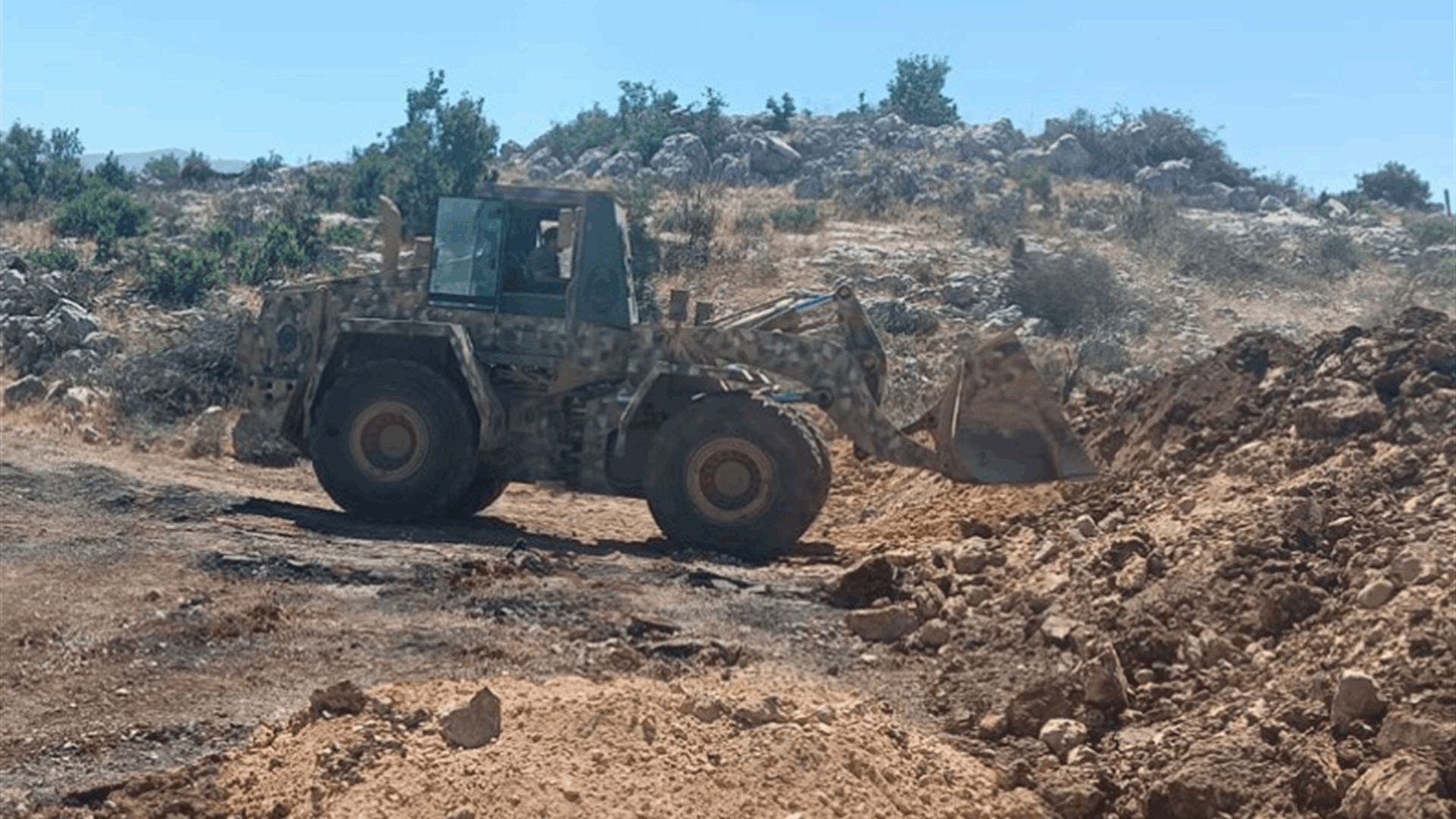 الجيش يحصن نقطة تمركزه المستحدثة في منطقة سردة - مرجعيون بالسواتر الترابية