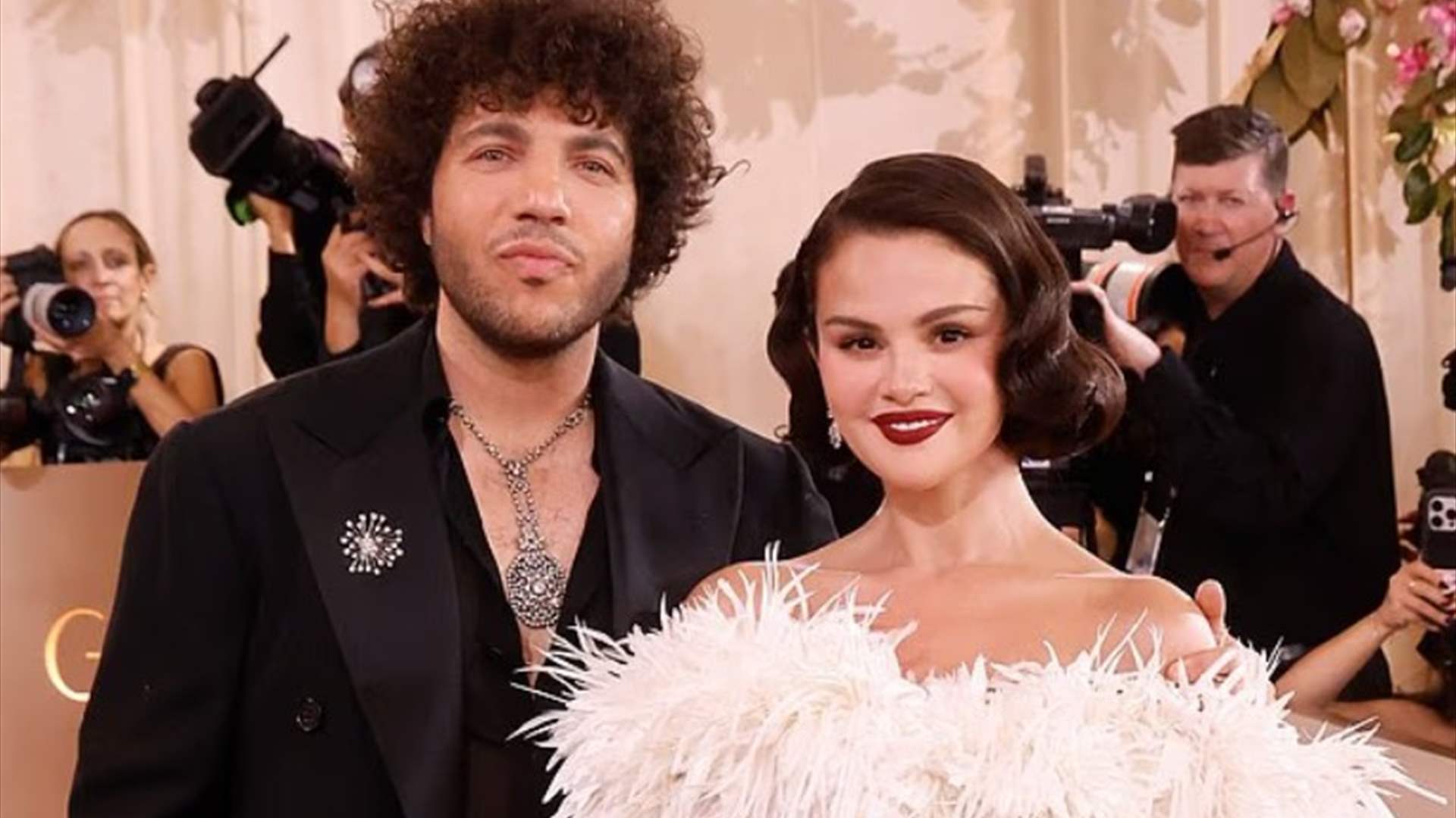 قدماه القذرتان حديث مواقع التواصل... زوج سيلينا غوميز يتعرّض للهجوم والجمهور في حالة اشمئزاز: "يجب أن يستحم!" (صور)