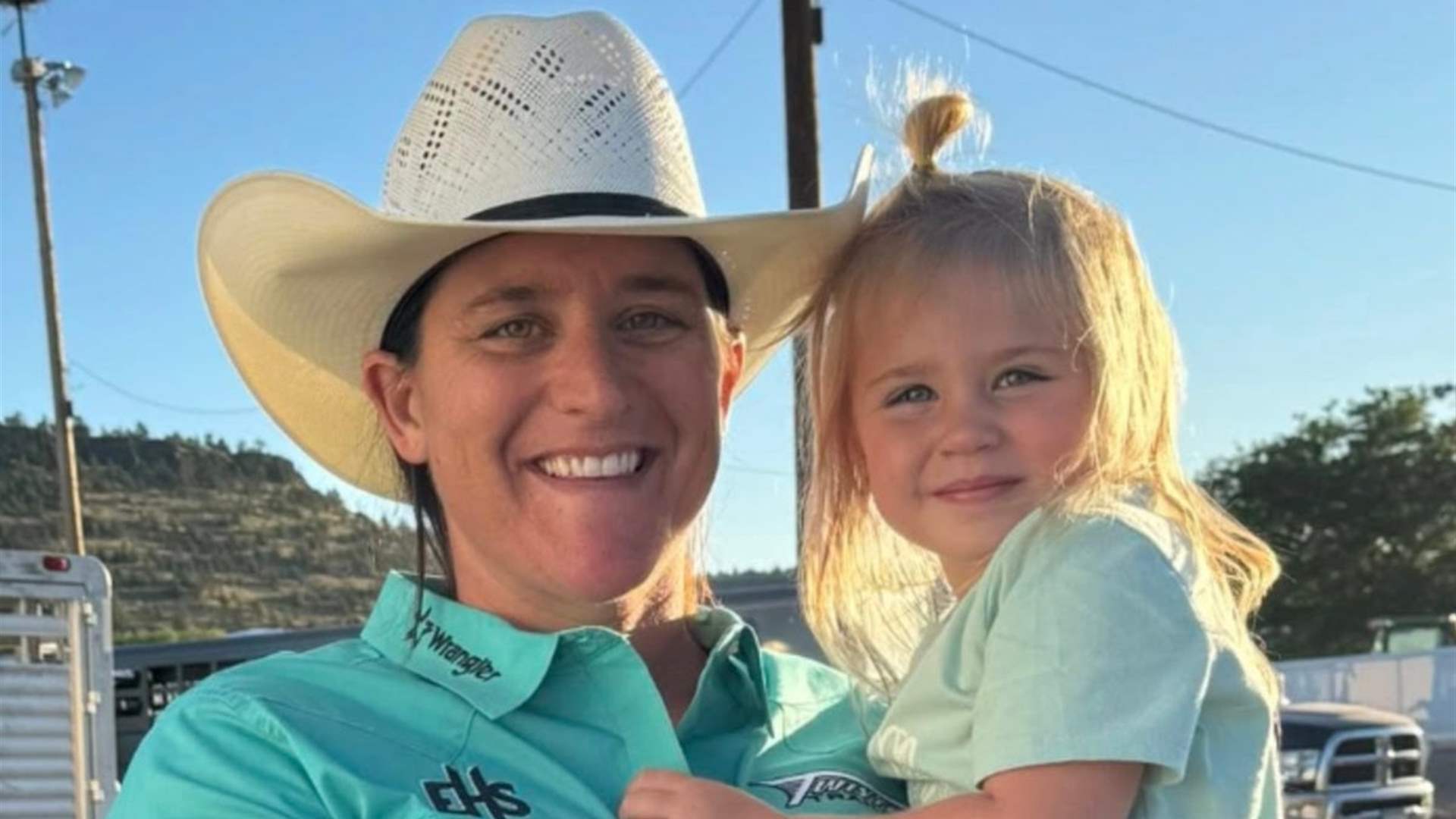 طفلة صغيرة تواجه مصيراً مأساوياً: ذهبت في جولة على ظهر الخيل برفقة والدتها ثم حلت الكارثة