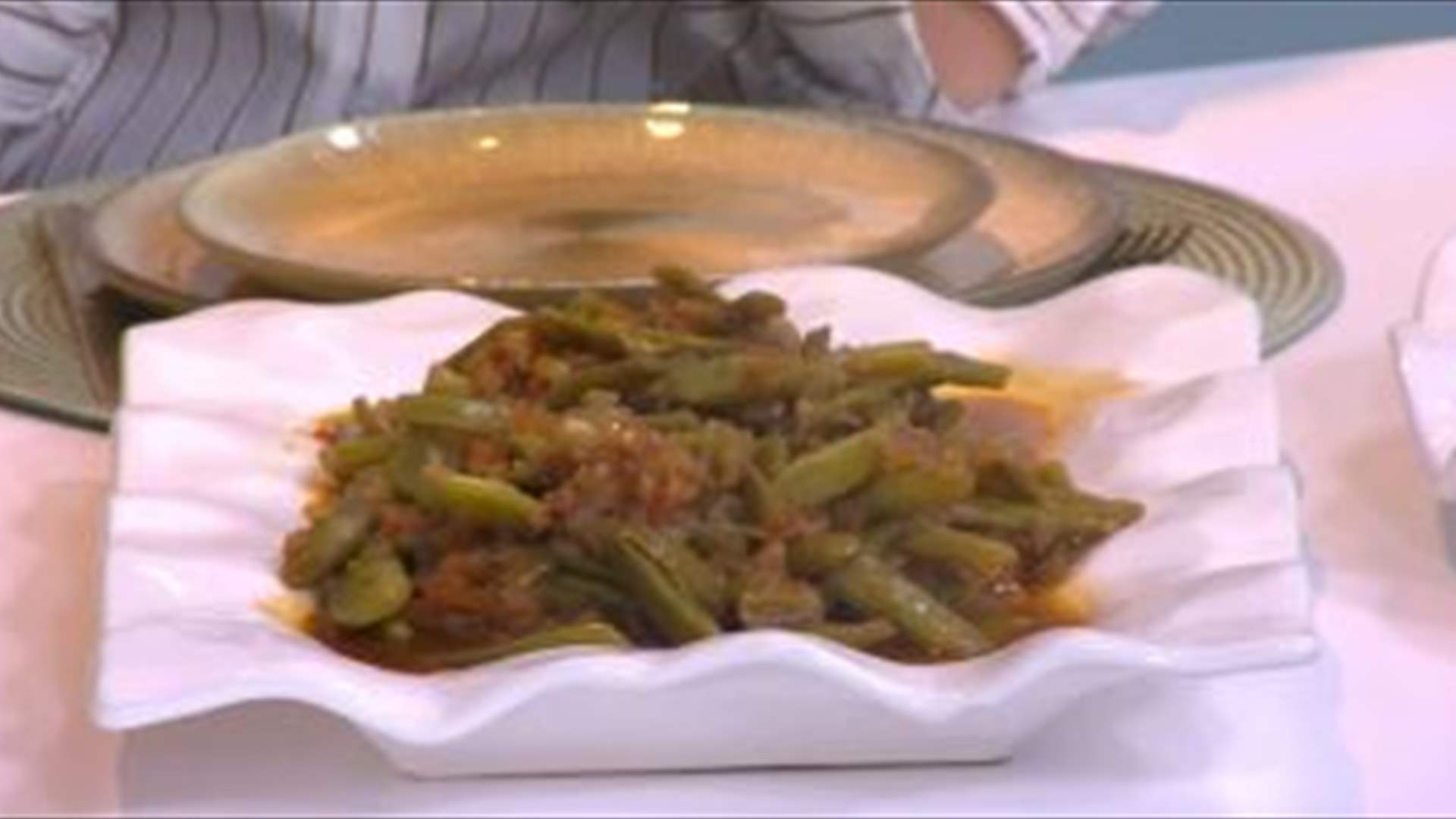 اللوبياء بالزيت وشوربة البطاطا والهندباء... أطباق شهية على طريقة الشيف حنا طويل (فيديو)