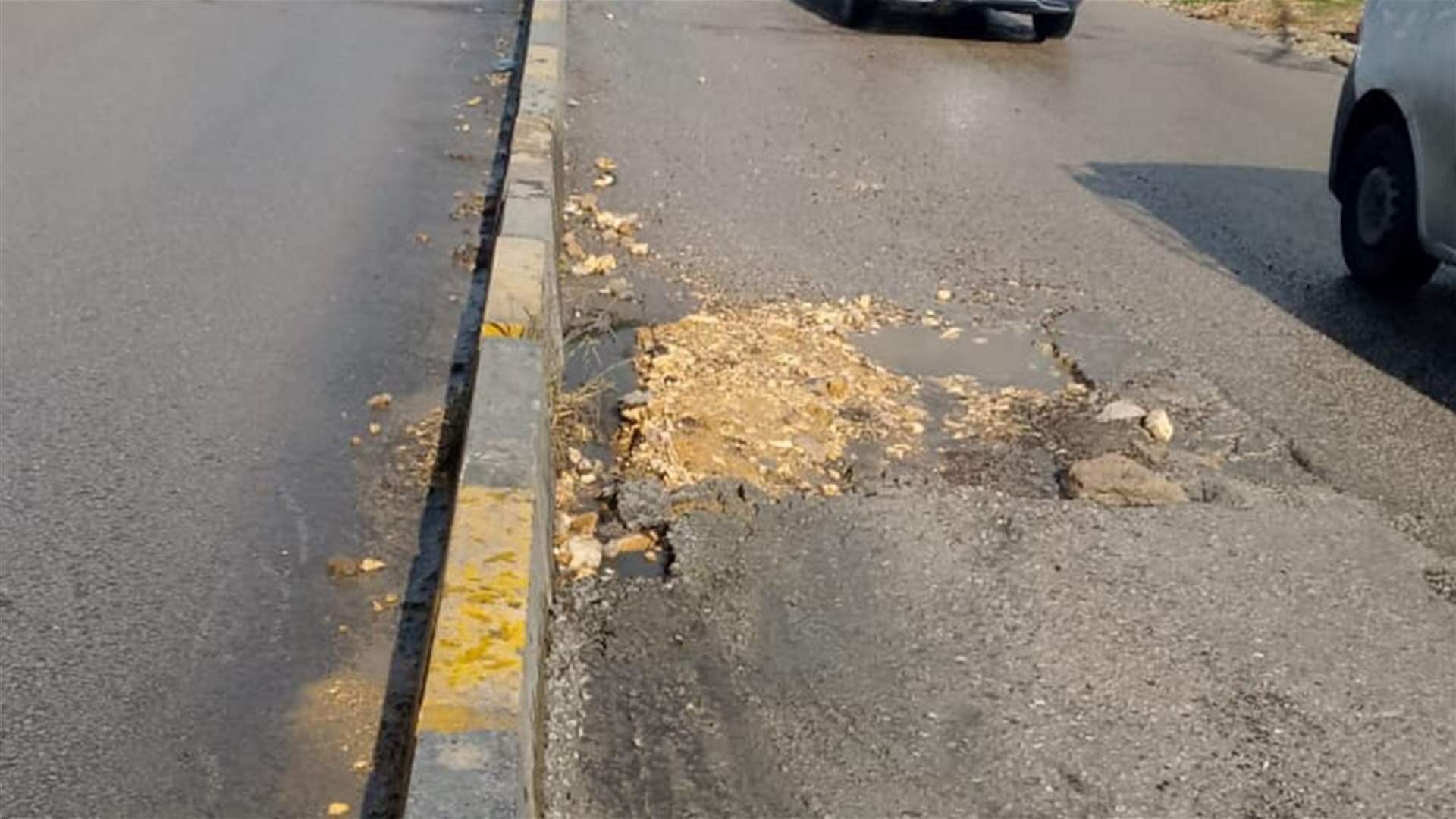 التحكم المروري: حفرة قبل جسر المكلس نزولاً تتسبب بازدحام مروري وتم التواصل مع المعنيين للمعالجة