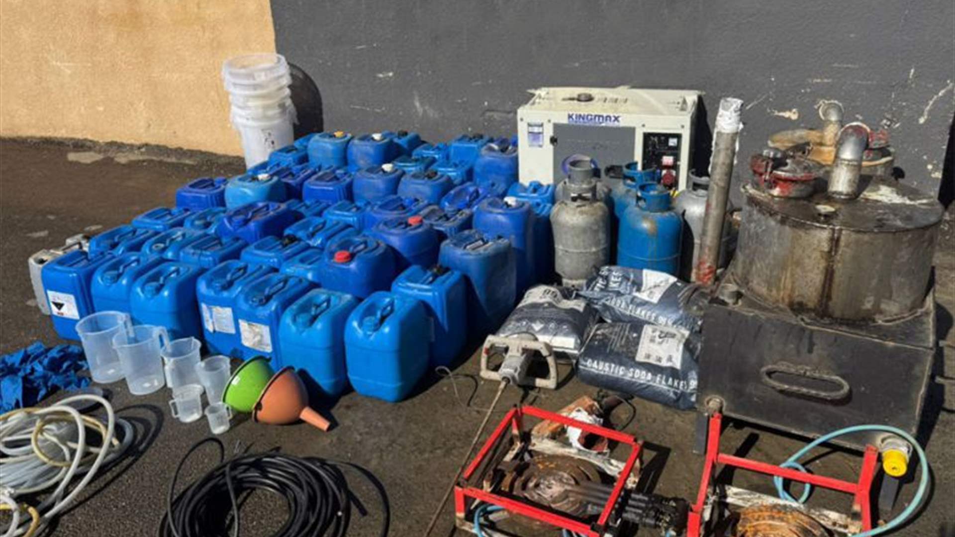 الجيش: ضبط معمل متنقّل داخل "فان" معد لتصنيع الكبتاغون في رود الهرمل وتوقيف مطلوب في منطقة صحراء الشويفات