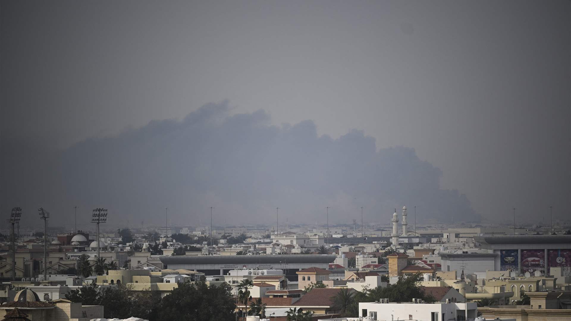 تصاعد دخان أسود كثيف فوق الدوحة بعد سماع الانفجارات 