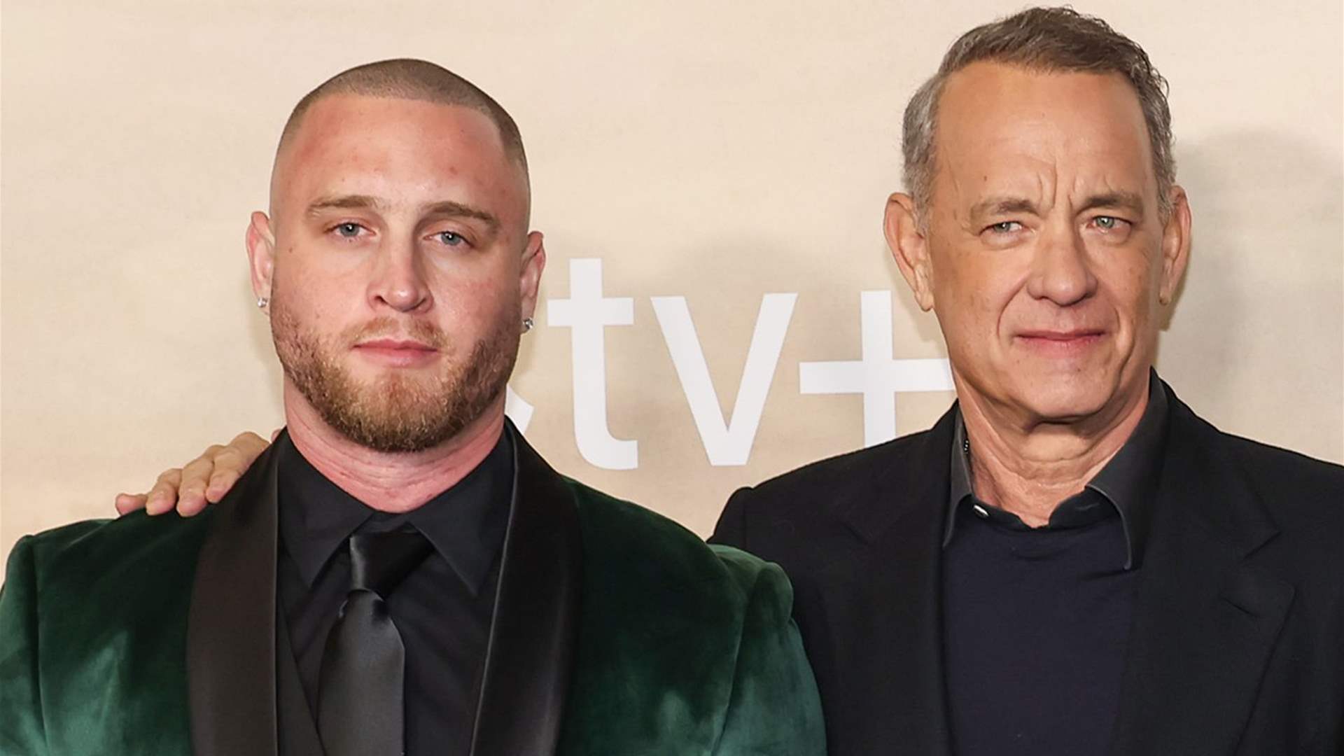 نجل النجم توم هانكس عالق خارج أميركا... والسبب جواز سفره!