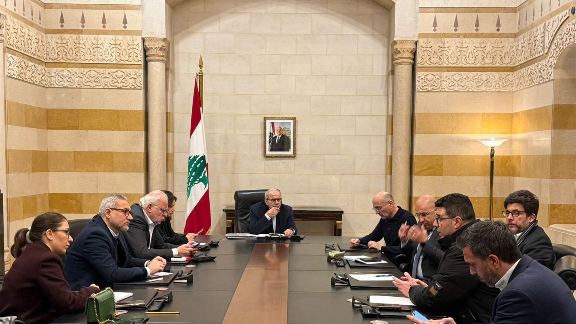 رئيس الحكومة نواف سلام حضر الى مكتبه منذ ساعات الفجر بحضور وزراء الداخلية والعدل والشؤون لمواكبة المستجدات